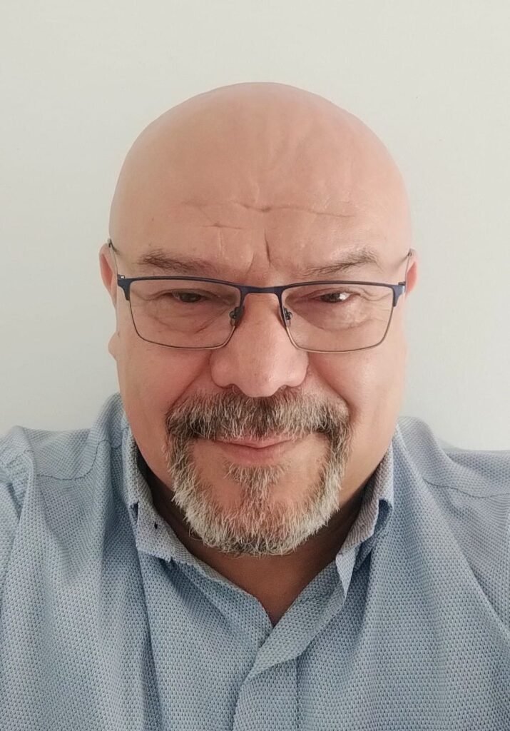 Evaristo Flores, psicólogo